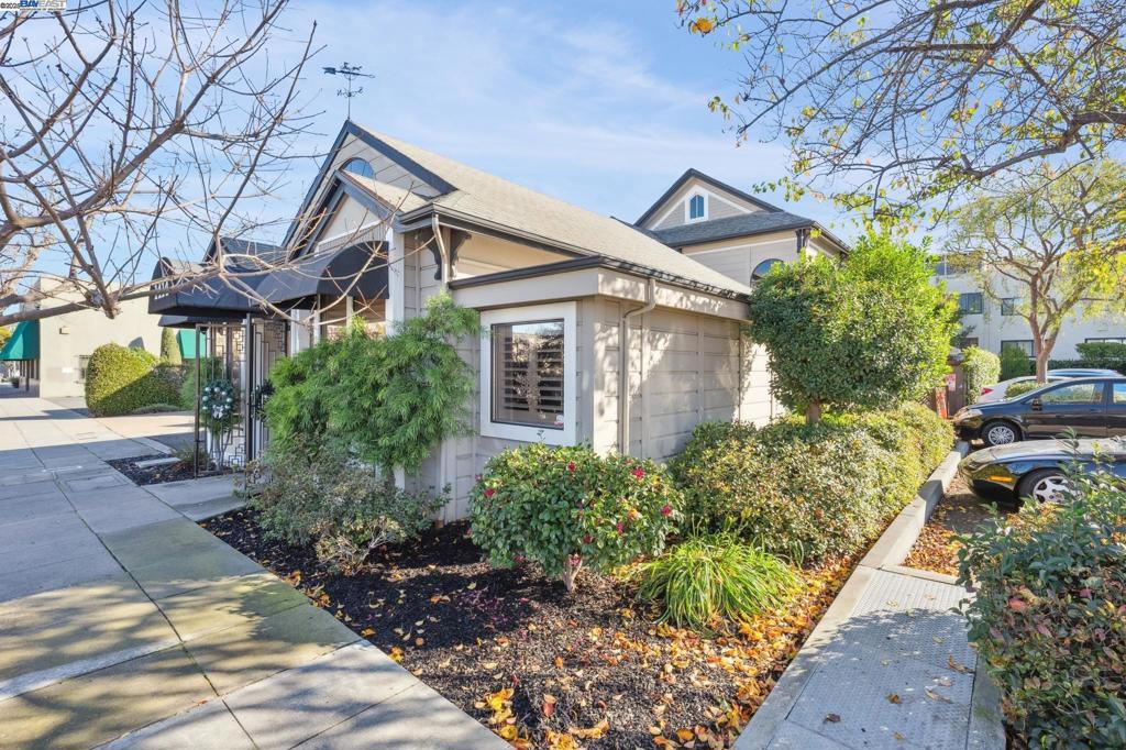 1414 Everett St Property Photo 2