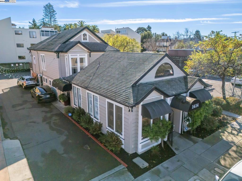 1414 Everett St Property Photo 2