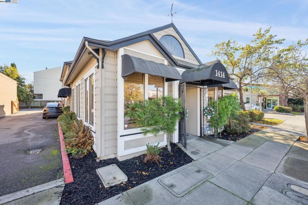 1414 Everett St Property Photo 4