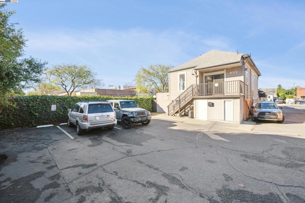 1414 Everett St Property Photo 8