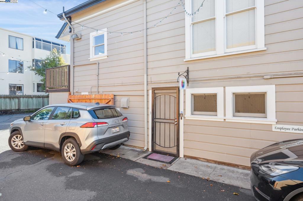 1414 Everett St Property Photo 8
