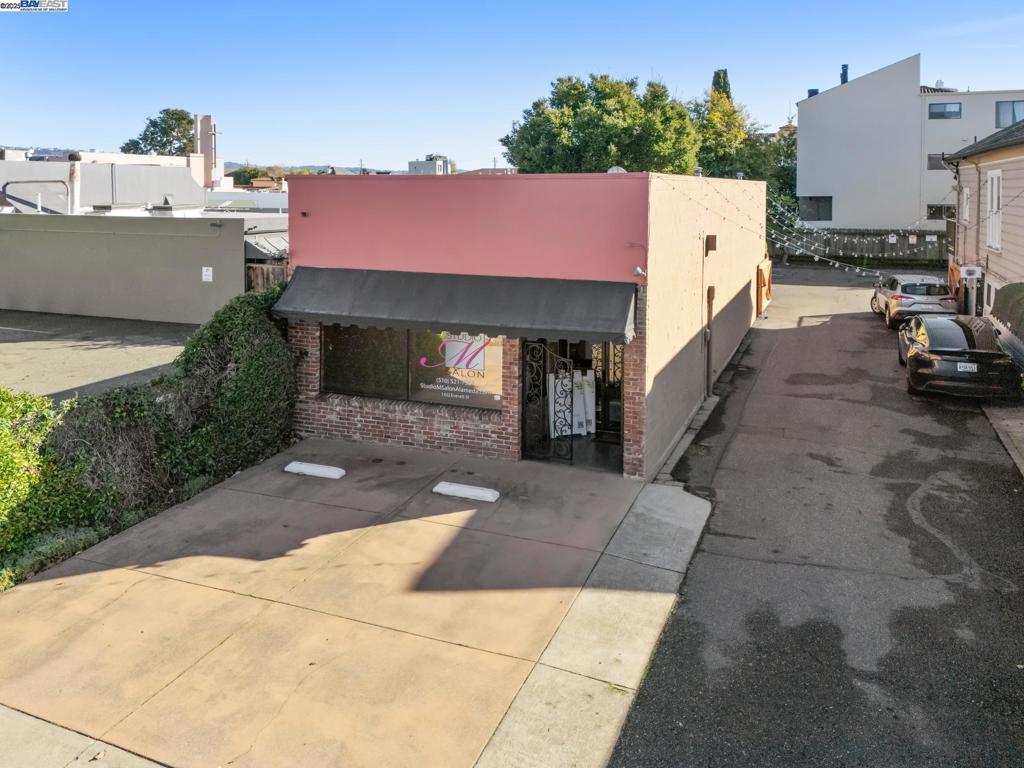 1422 Everett St Property Photo 2