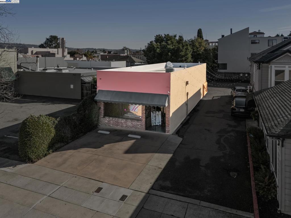 1422 Everett St Property Photo 3