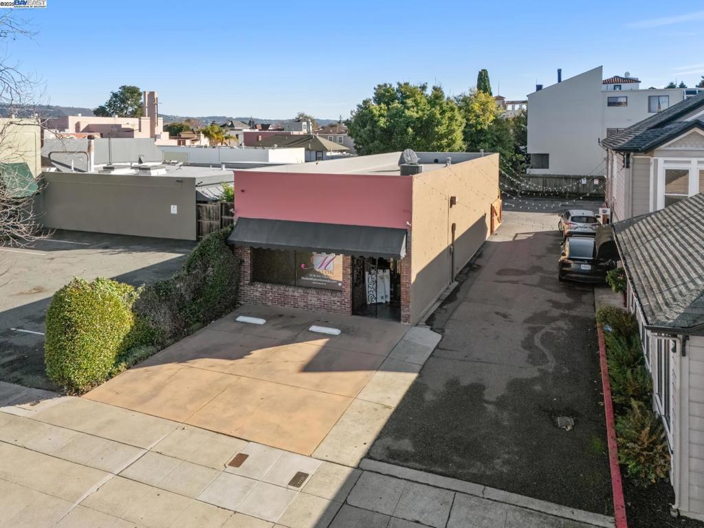1422 Everett St Property Photo 4