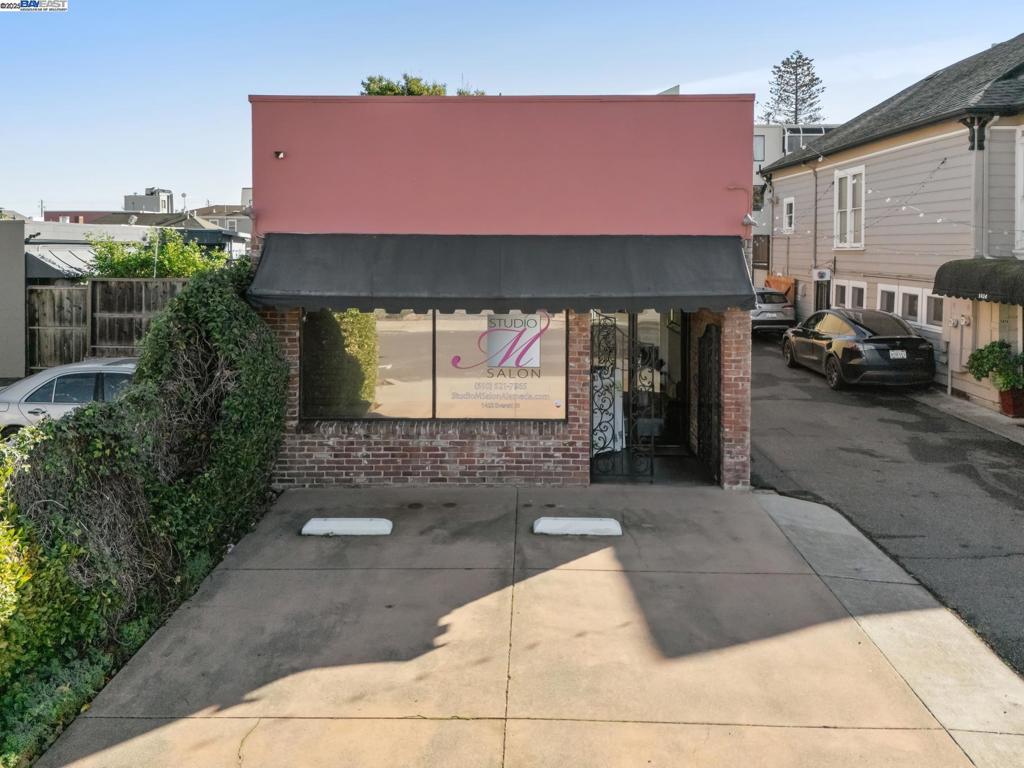 1422 Everett St Property Photo 6