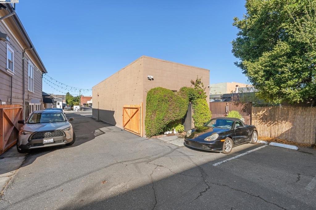 1422 Everett St Property Photo 19