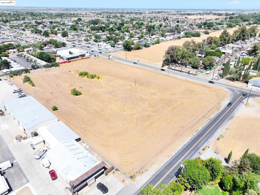 Almond Ave Property Photo 1