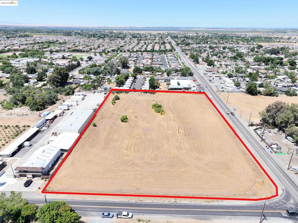 Almond Ave Property Photo 2