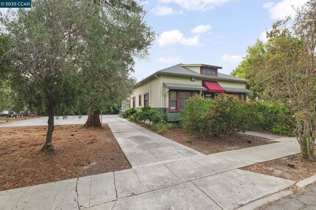 1004 Court St Property Photo 4