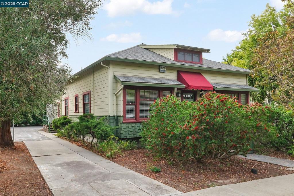 1004 Court St Property Photo 7