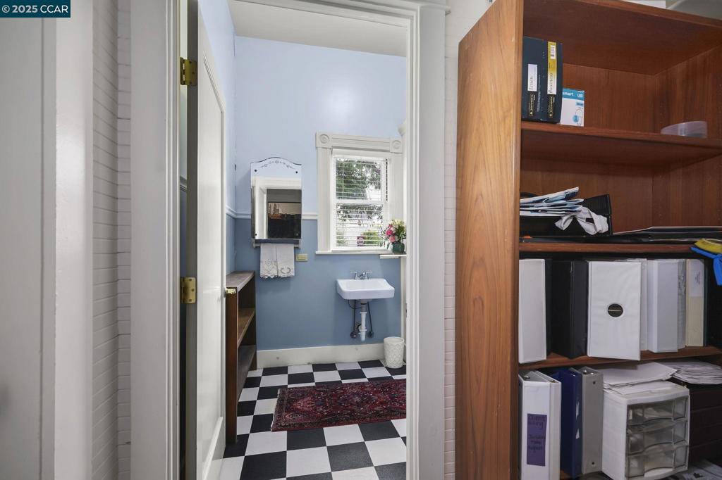 1004 Court St Property Photo 18