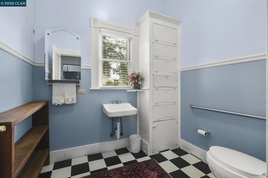 1004 Court St Property Photo 19