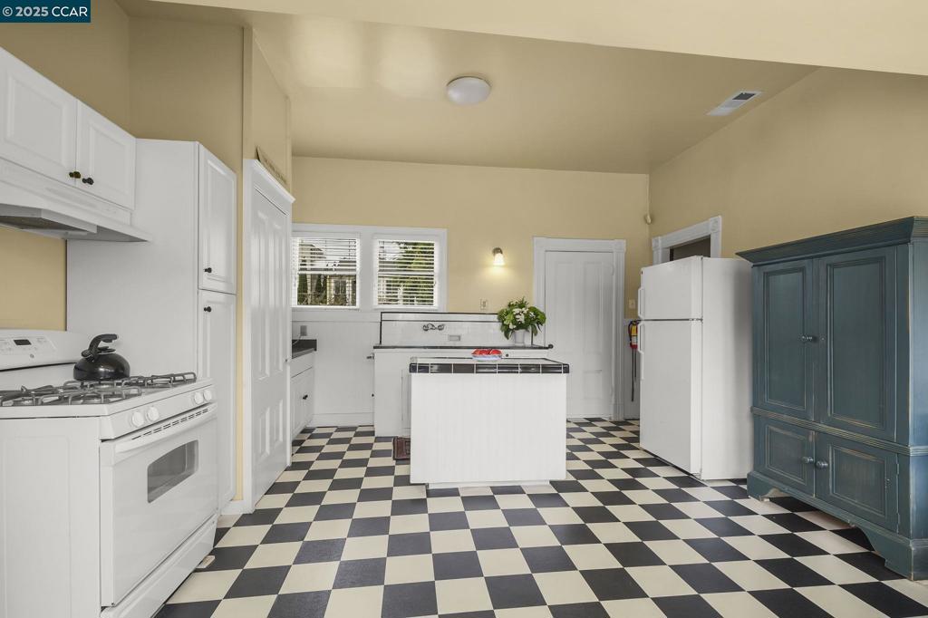 1004 Court St Property Photo 22