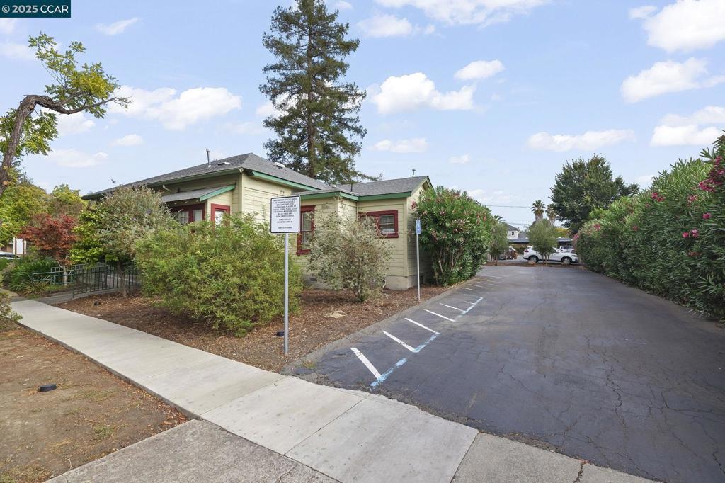 1004 Court St Property Photo 28