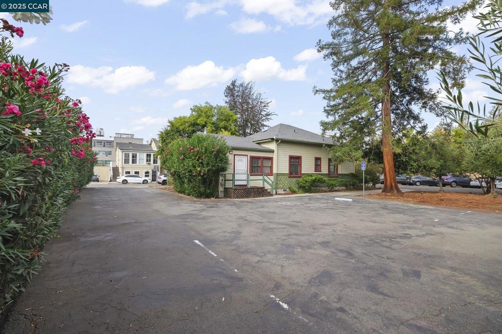 1004 Court St Property Photo 29