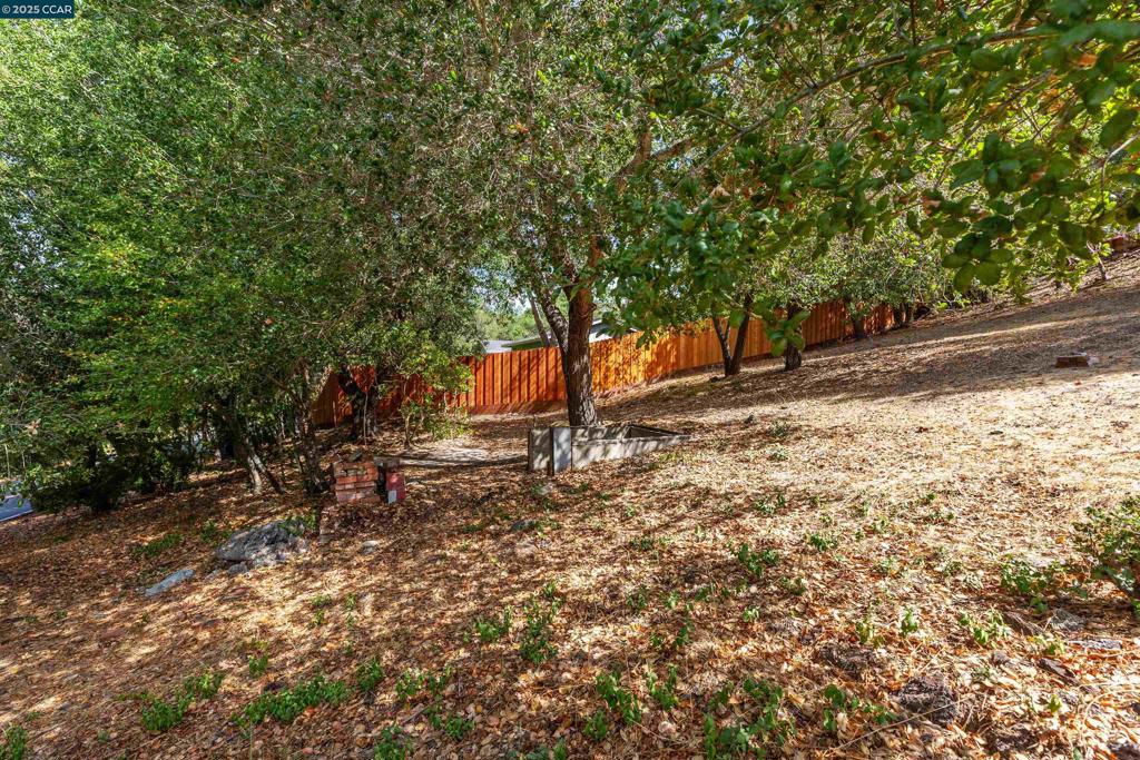 184 Glorietta Blvd Property Photo 6