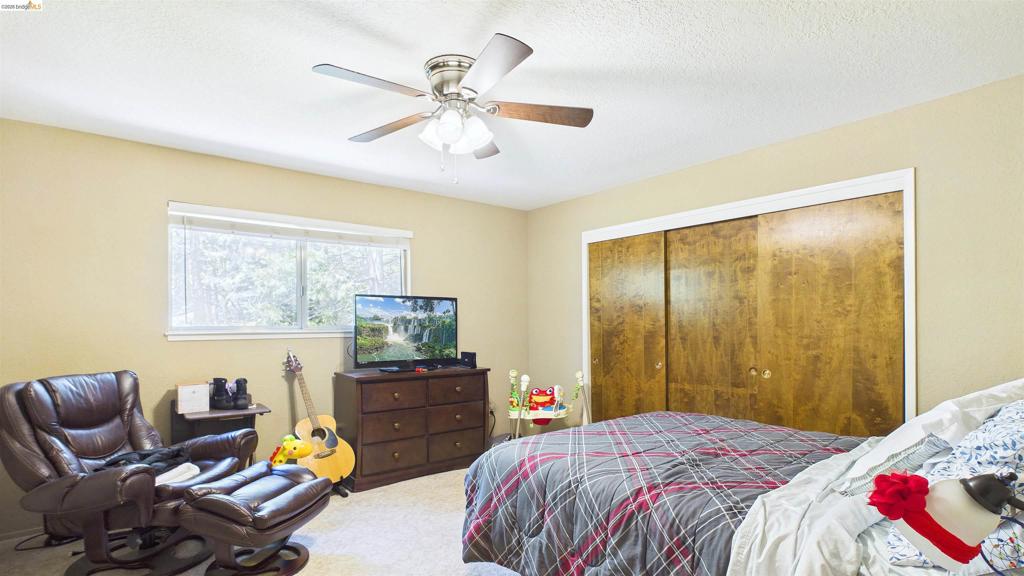 25481 David Dr Property Photo 8