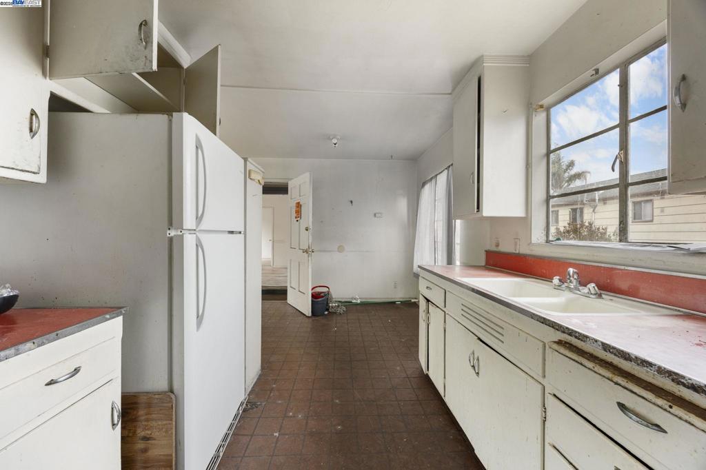 1450 Ward St Property Photo 4