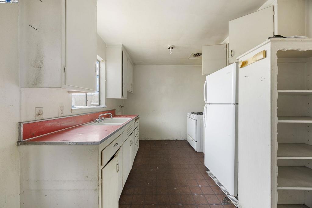 1450 Ward St Property Photo 8