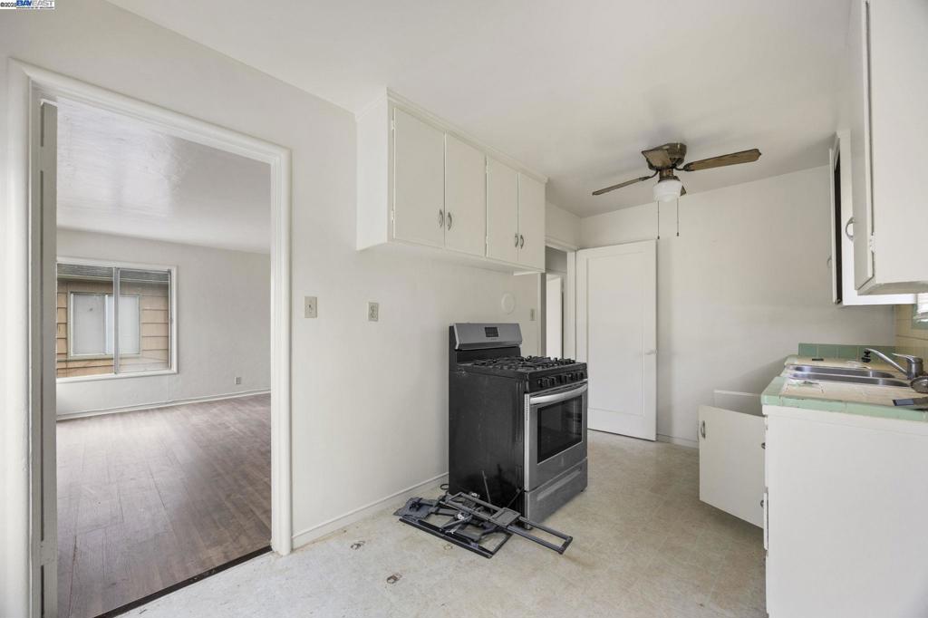 2774 Sacramento St Property Photo 4