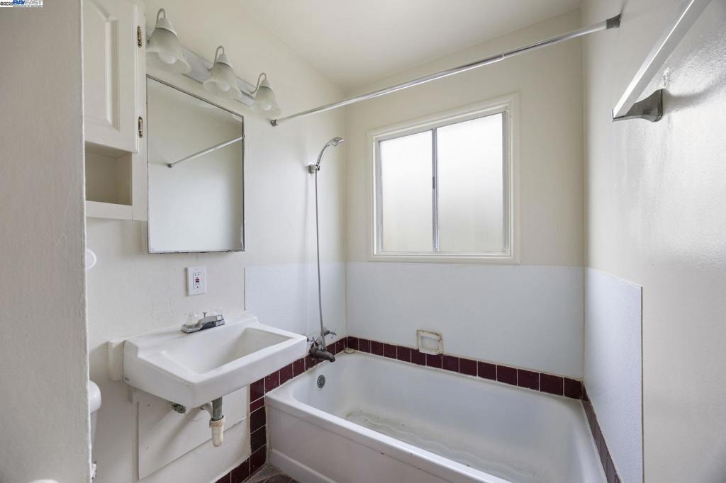 2774 Sacramento St Property Photo 9