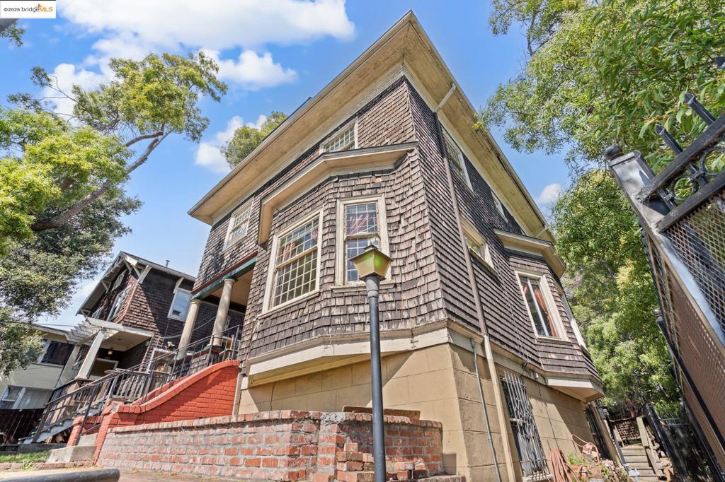 740 E 19 Property Photo 1