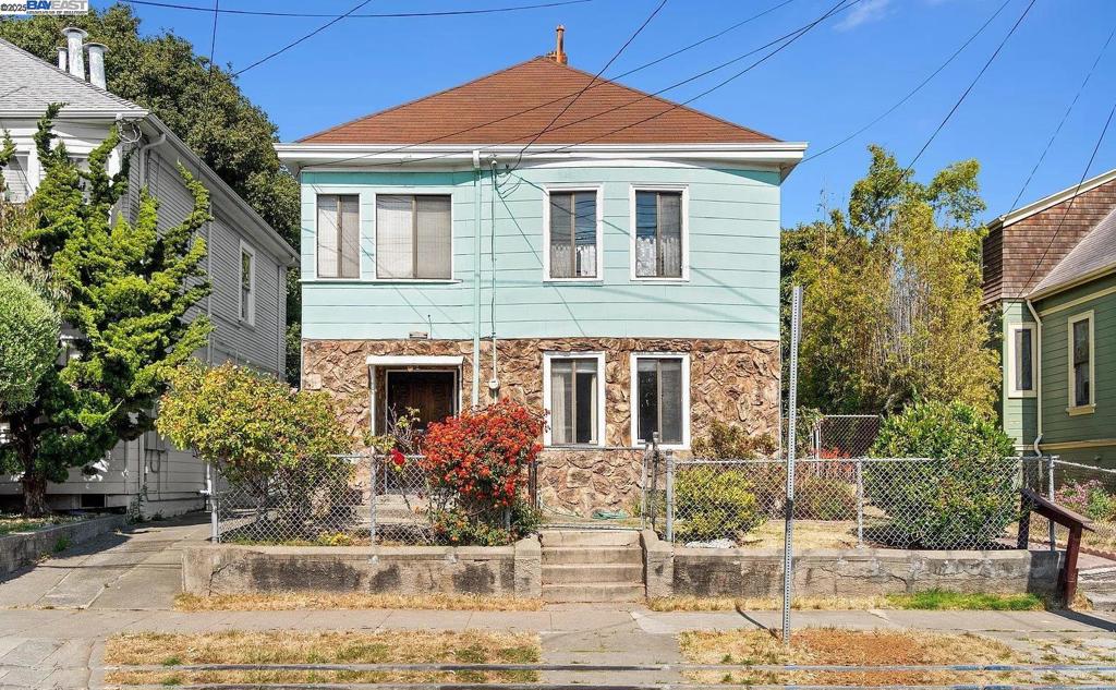 2413 7th St Property Photo 1