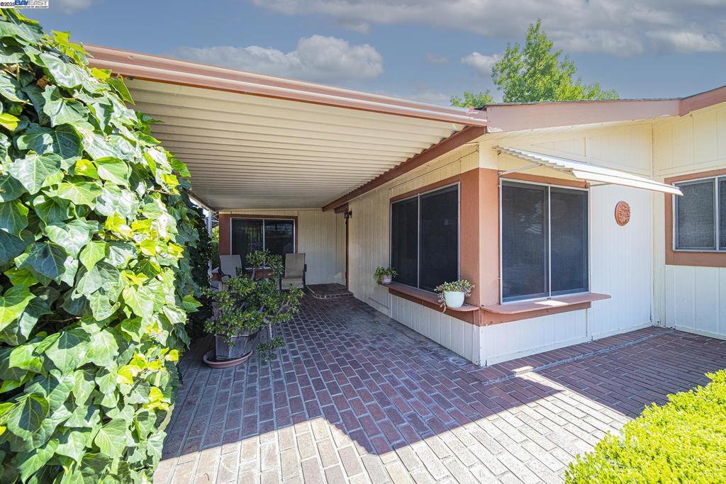 6105 Meiggs Court Property Photo 4