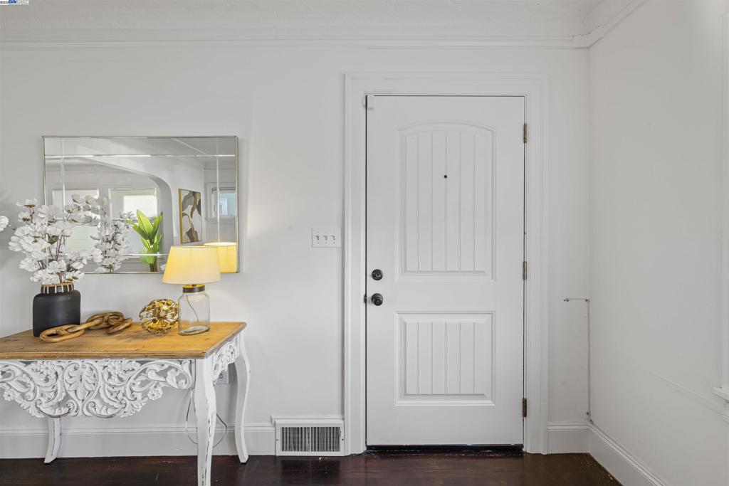 9937 Dante Ave Property Photo 6