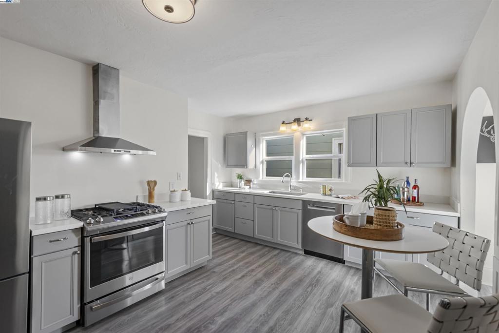 9937 Dante Ave Property Photo 12