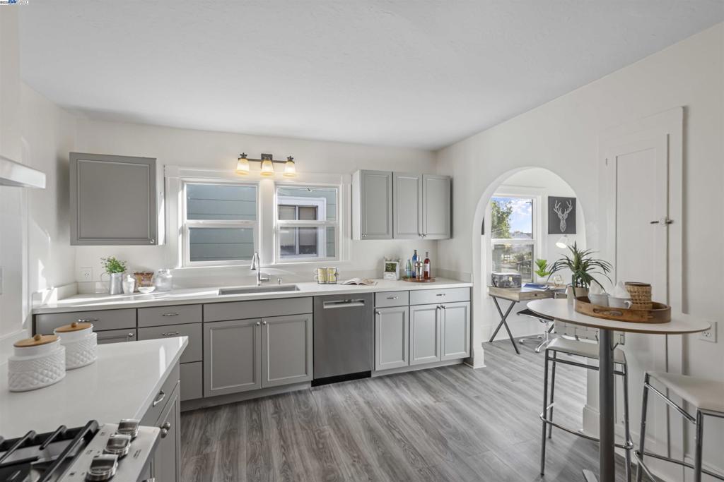 9937 Dante Ave Property Photo 13