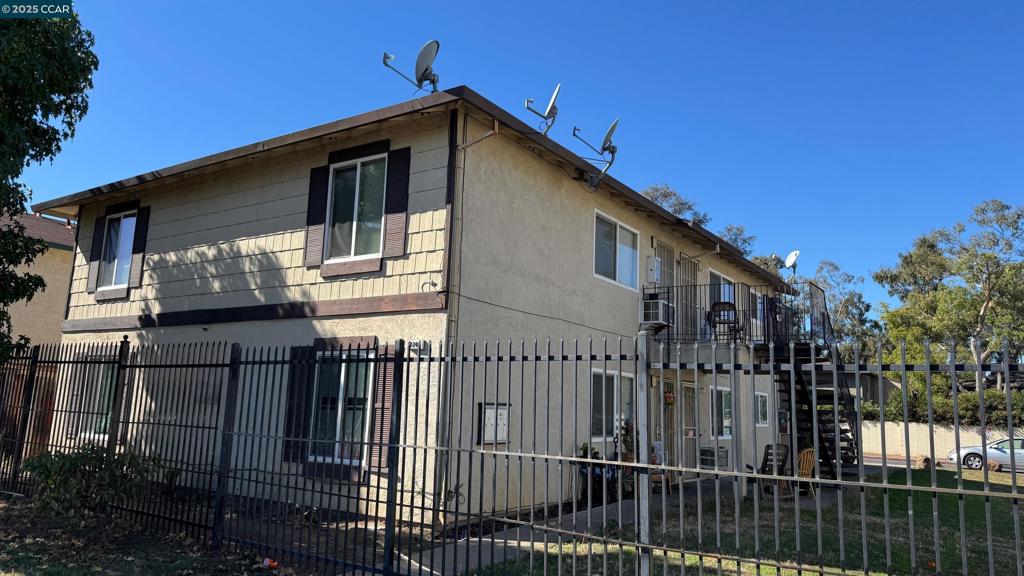 2208 Spanos St Property Photo 4