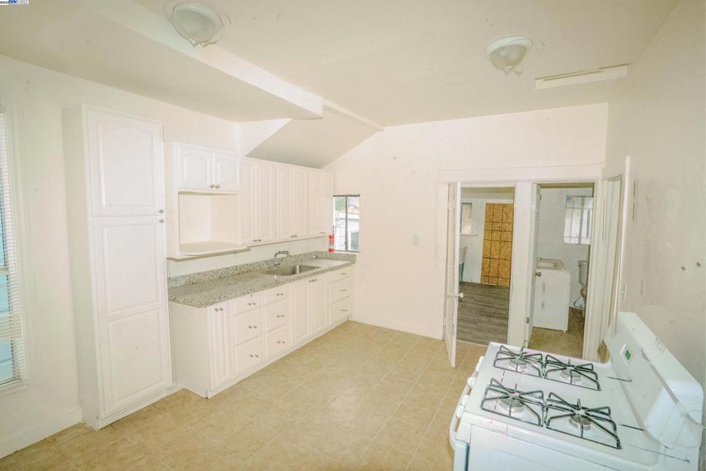 866 Isabella St Property Photo 5