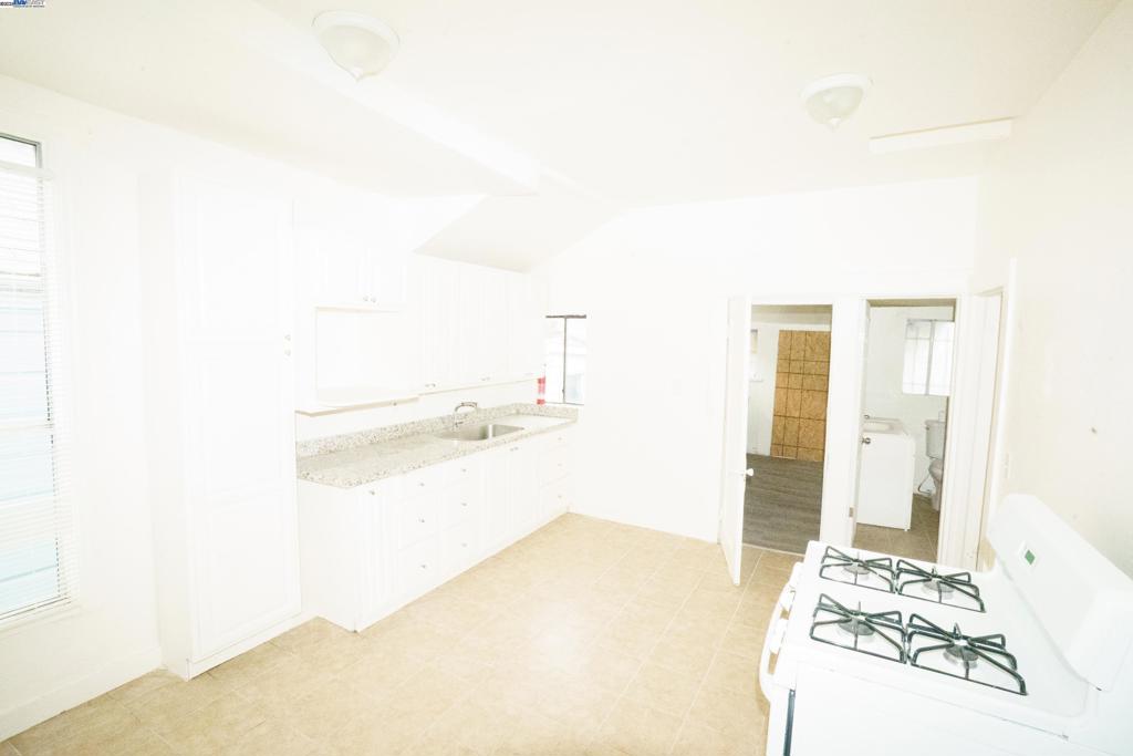 866 Isabella St Property Photo 6