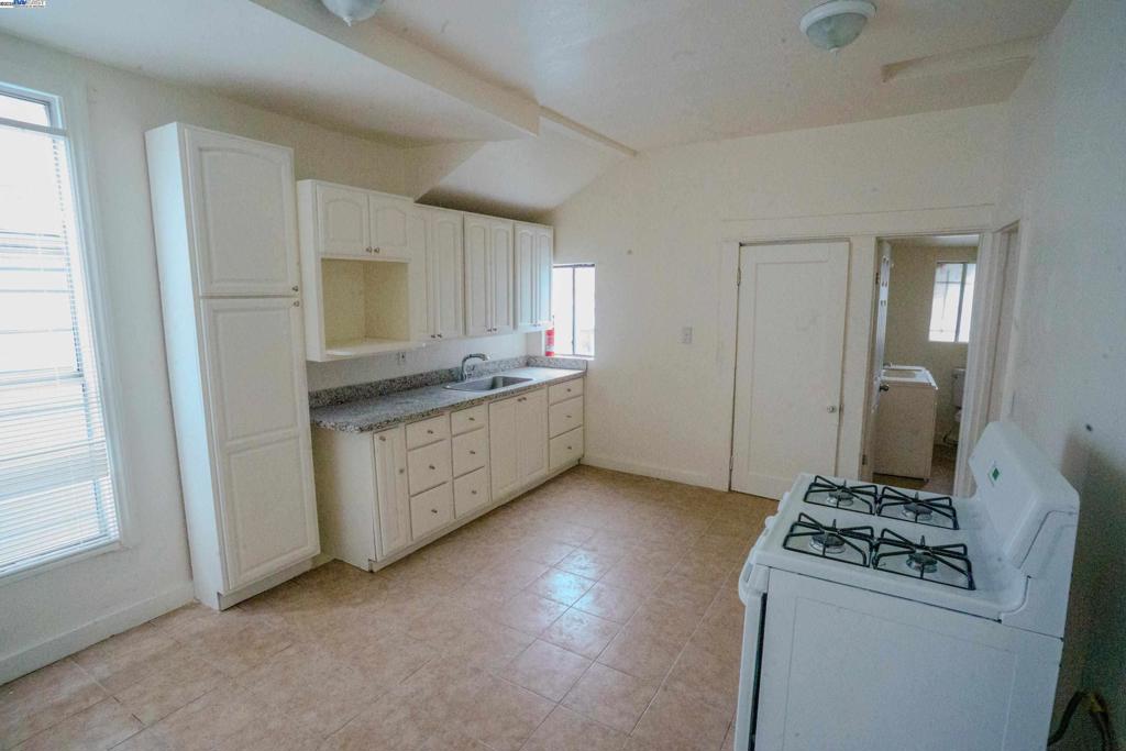866 Isabella St Property Photo 7