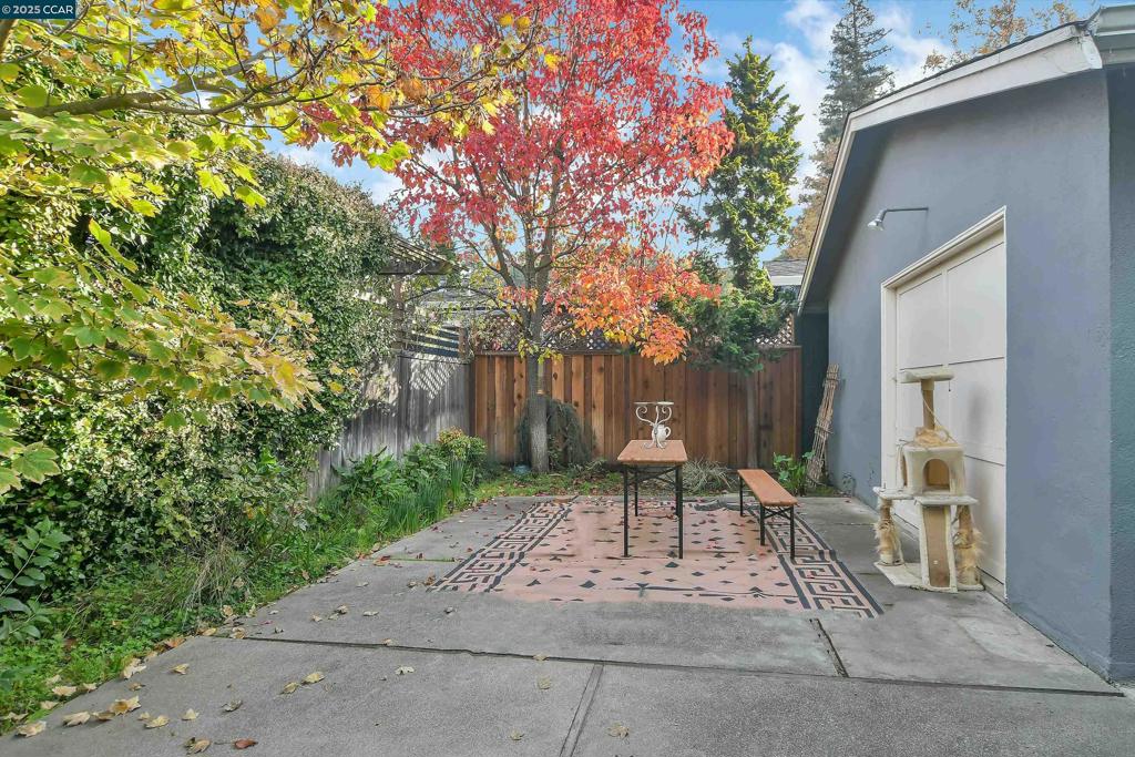 2437 Alhambra Ave Property Photo 3