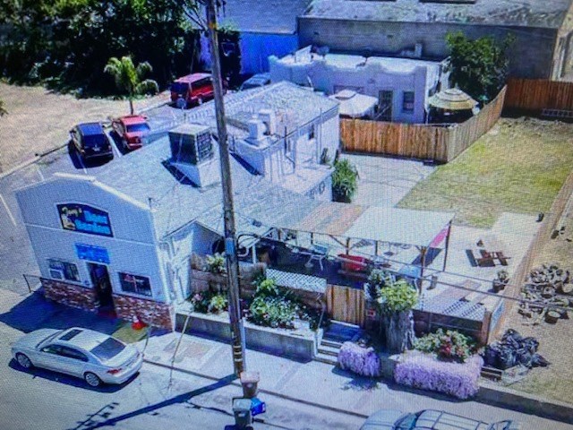 809 W 2nd St Property Photo 15