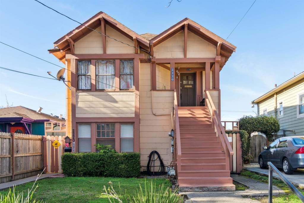 2220 7th St Property Photo 1