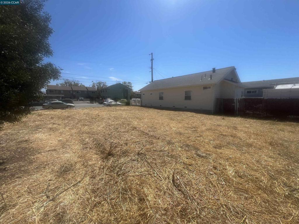 551 6th St Property Photo 3