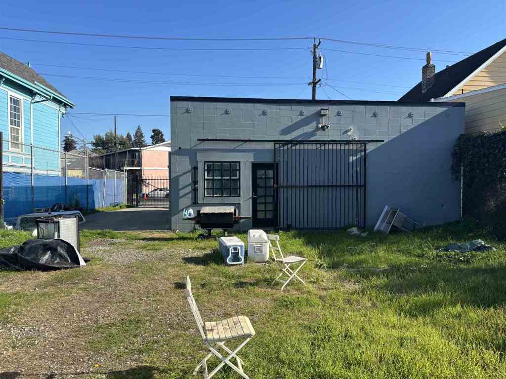 2429 Market St Property Photo 3