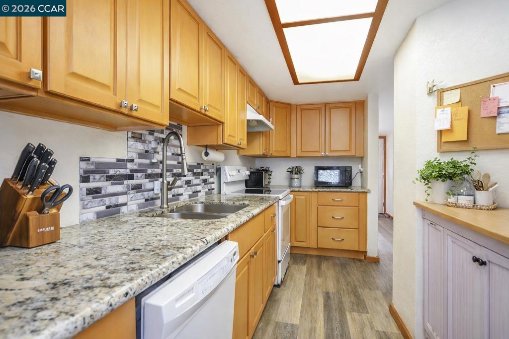 130 Creekside Ct Property Photo 5