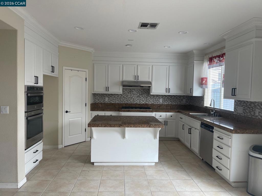 2096 Goldpine Way Property Photo 15