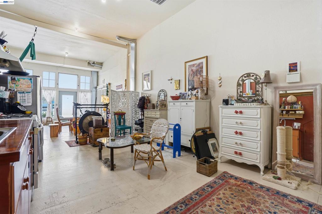 733 Loring Ave Property Photo 3