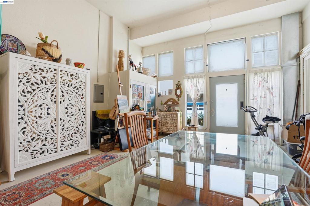 733 Loring Ave Property Photo 4