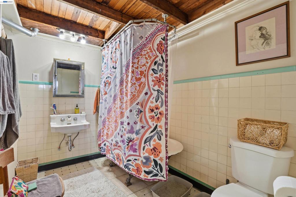 733 Loring Ave Property Photo 11