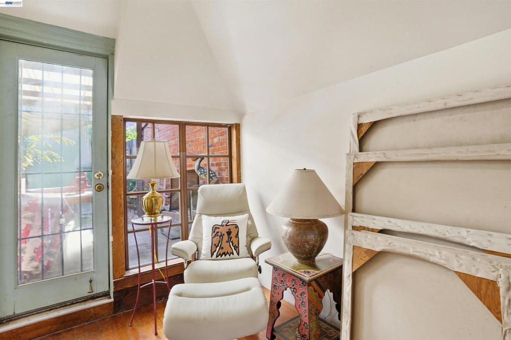 733 Loring Ave Property Photo 12