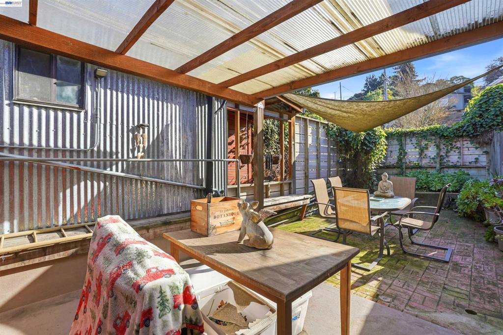 733 Loring Ave Property Photo 13