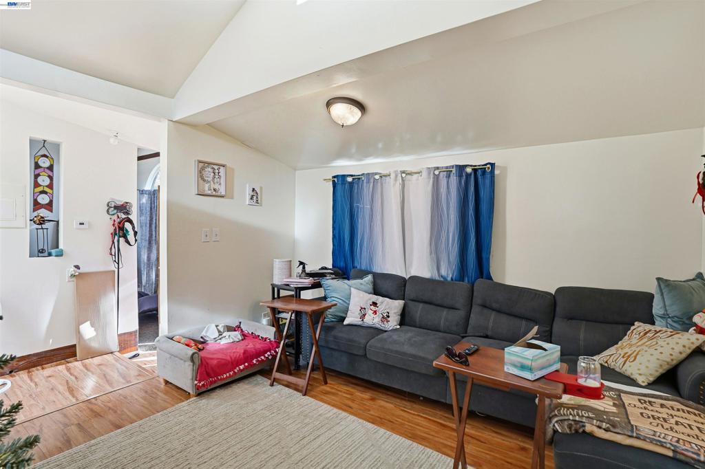 733 Loring Ave Property Photo 16