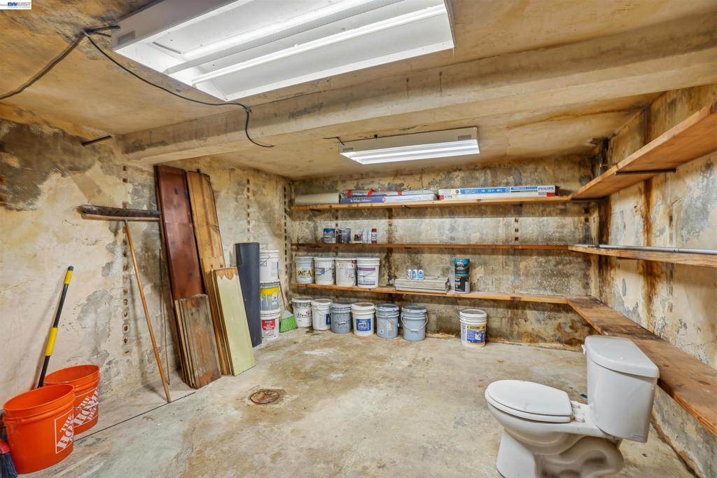 733 Loring Ave Property Photo 32
