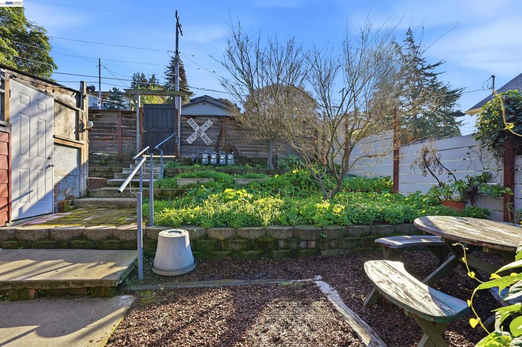 733 Loring Ave Property Photo 34